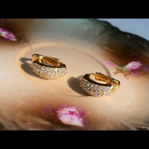 VINTAGE Gold tone and crystal huggie clip on earrings - Picture 3 of 9